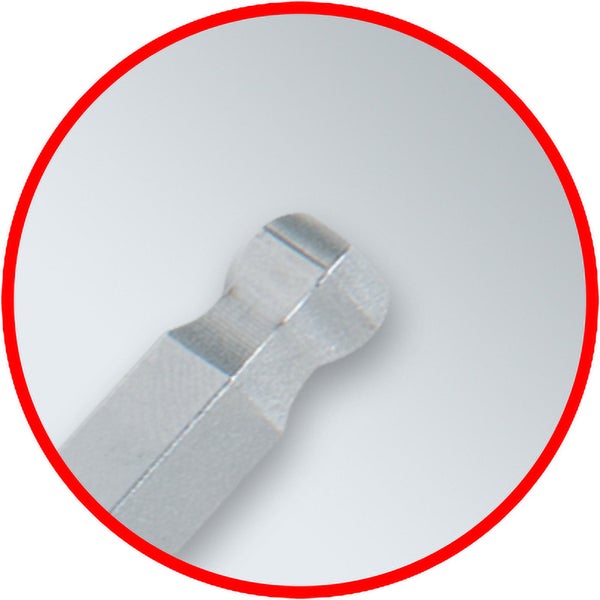 Nahaufnahme der Spitze eines Schrauberbits aus Metall mit Pozidriv-Profil.