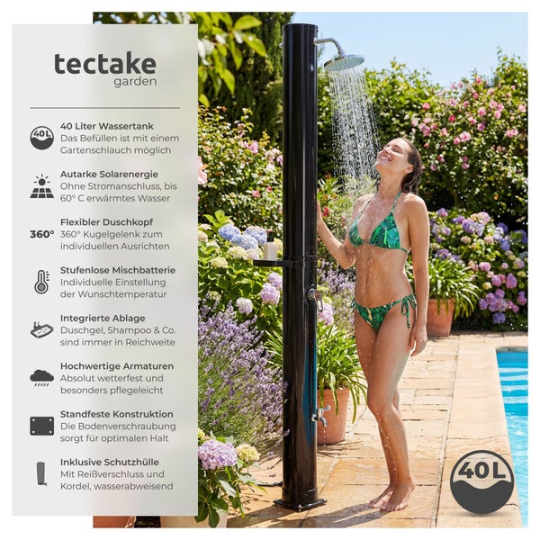 Eine Frau duscht unter einer schwarzen Solardusche mit 40 Liter Wassertank am Pool im Garten mit integrierter Ablage und schwenkbarem Duschkopf.
