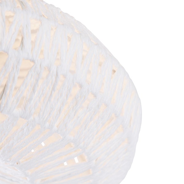 Detailaufnahme eines weiß geflochtenen Lampenschirms aus Papierkordel.