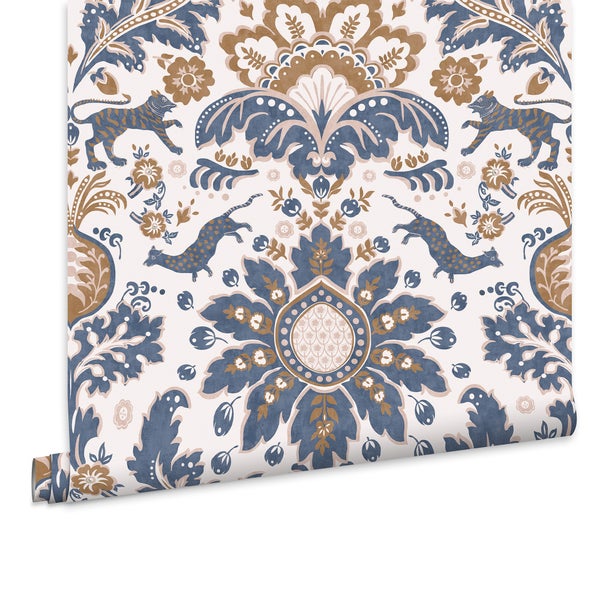 Vliestapete mit ornamentalem Damast-Muster, Tigern, Leoparden und floralen Elementen, leicht ausgerollt.