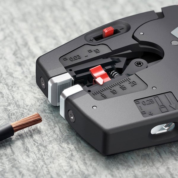 Knipex Abisolierzange mit Aderendhülsen auf einem Tisch