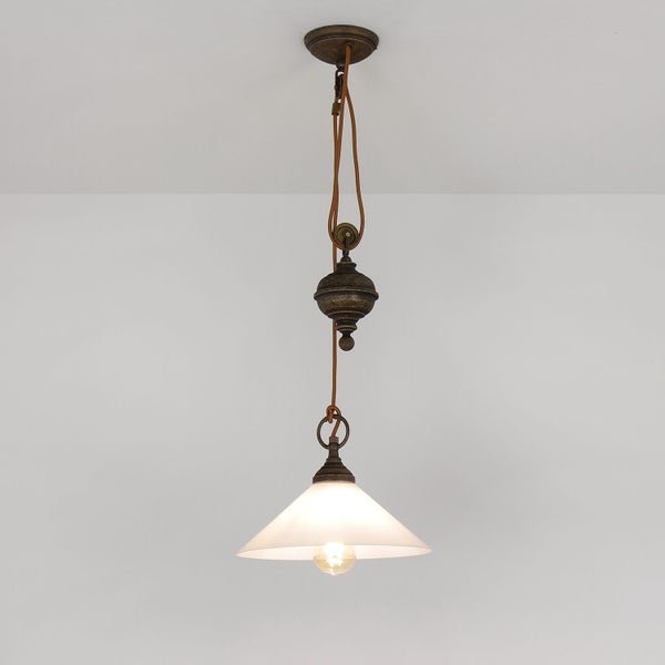 Hängeleuchte mit Kegelform und Textilkabel