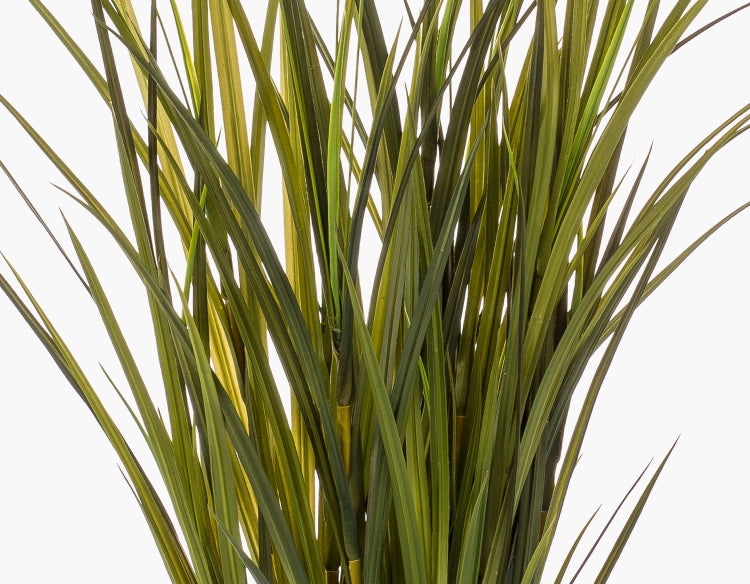 Künstliches grünes Dekogras mit langen, schmalen Halmen in verschiedenen Höhen.