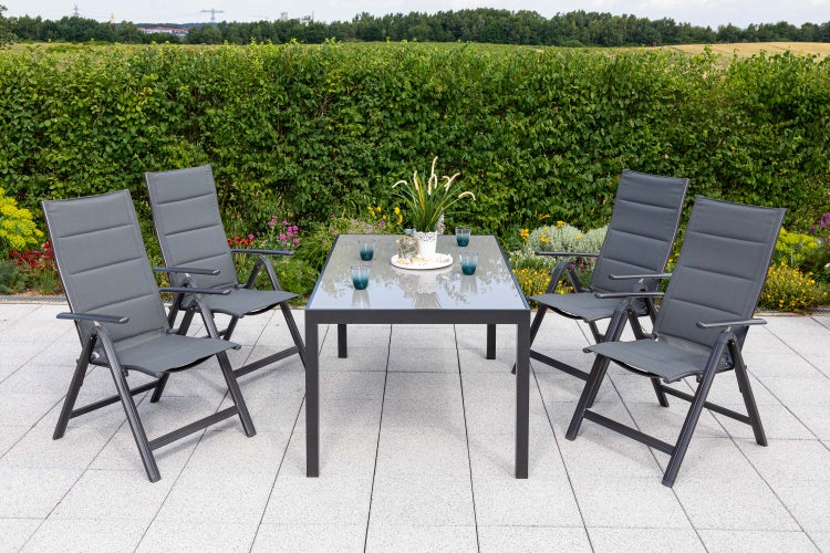 Gartensitzgruppe mit Tischplatte aus Glas und vier verstellbaren Stühlen im Garten