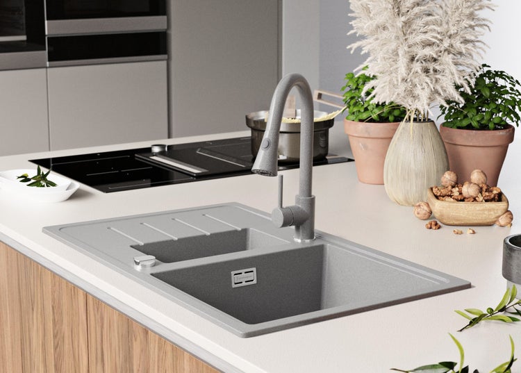 Moderne Küche mit Arbeitsplatte aus Holz und schwarzen Schränken