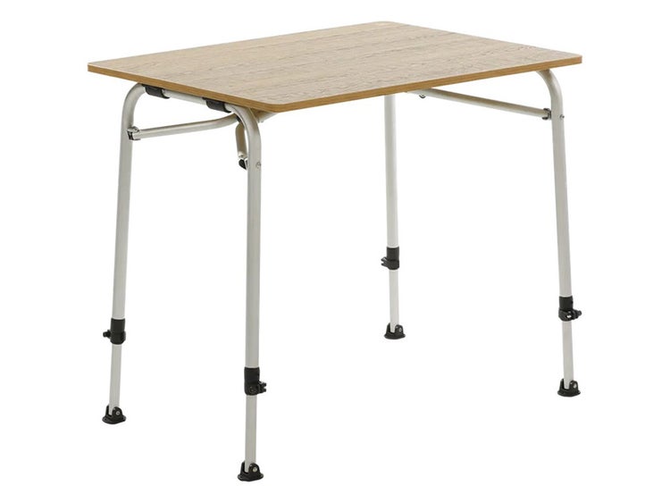 Klappbarer Campingtisch mit höhenverstellbaren Metallbeinen und Tischplatte in Holzoptik.