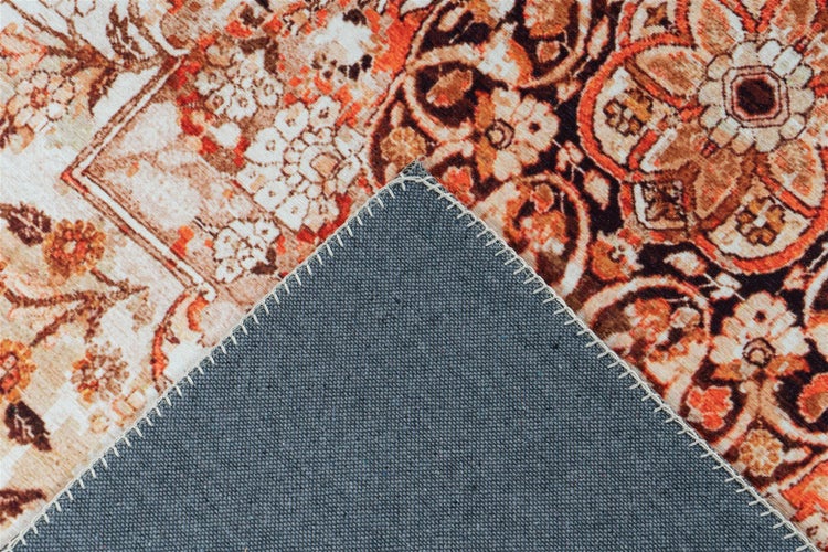 Detailansicht eines Teppichs mit orientalischem Muster und umgeklappter Ecke zur Darstellung der Rückseite.