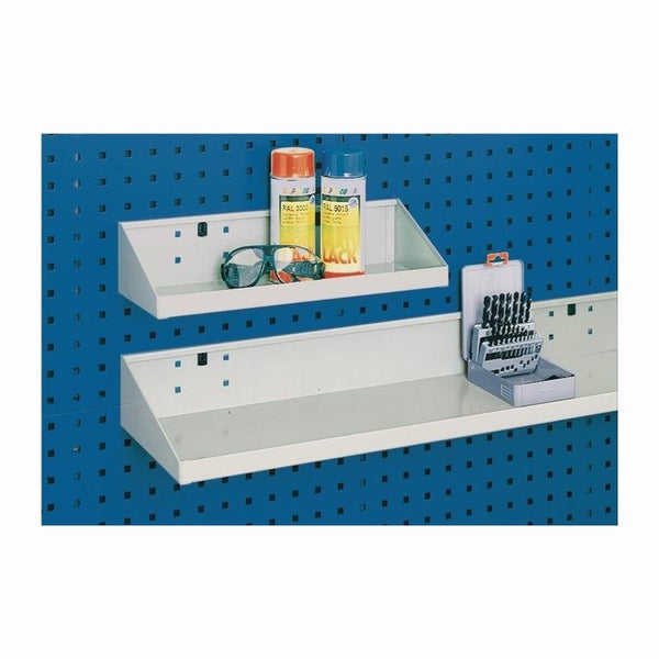 Fachboden für Lochwand aus Metall, hellgrau, montiert an blauer Werkzeugwand mit Spraydosen, Schutzbrille und Bohrerset.