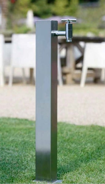 Eckige Gartenzapfsäule aus Edelstahl mit Wasserhahn auf einer Rasenfläche.