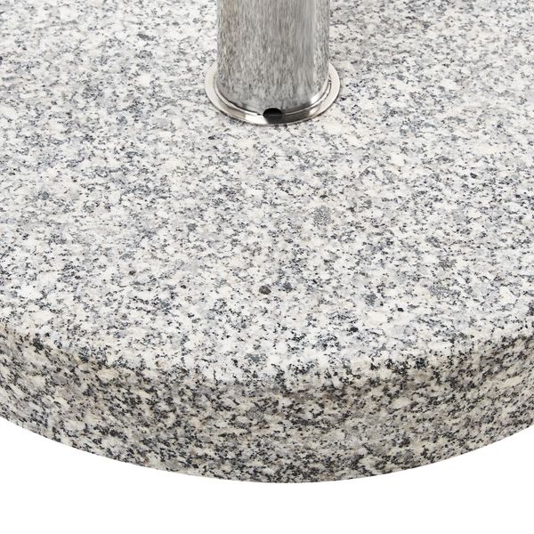 Nahaufnahme eines runden Sonnenschirmständers aus Granit mit einem Standrohr aus Edelstahl.