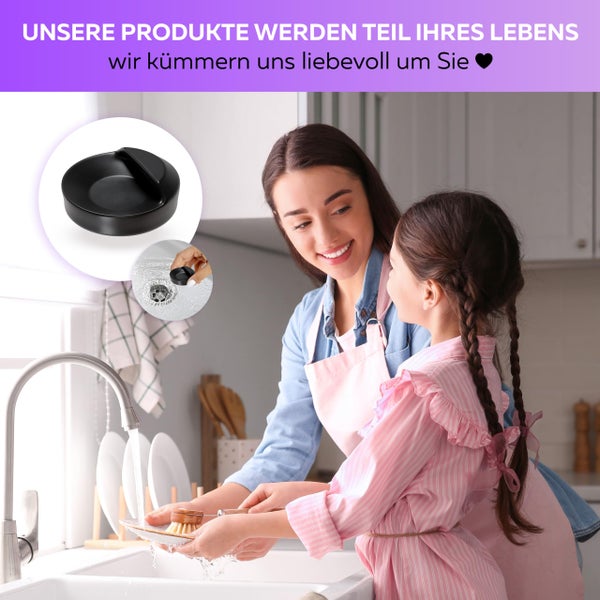 Eine Mutter und ihre Tochter waschen Geschirr mit einem Spülbeckenstöpsel.