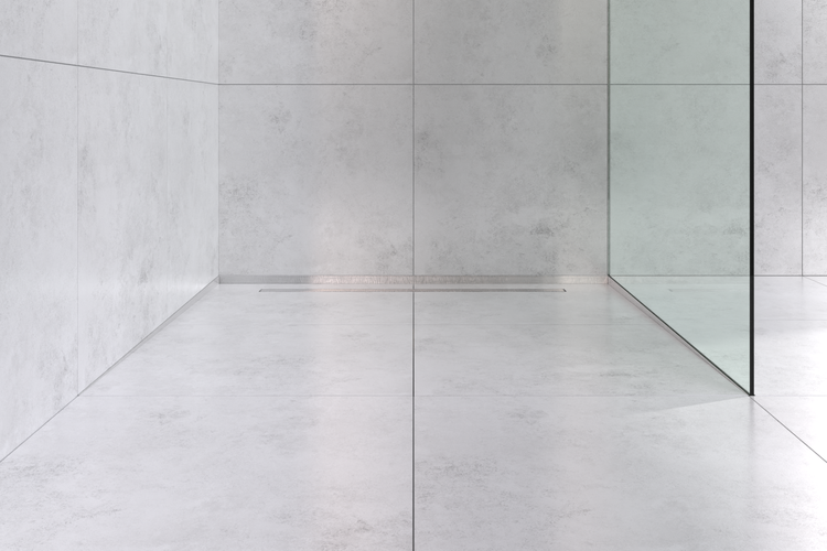 Moderne begehbare Dusche mit integrierter Duschrinne, großformatigen Fliesen an Wand und Boden sowie einer Glastrennwand.