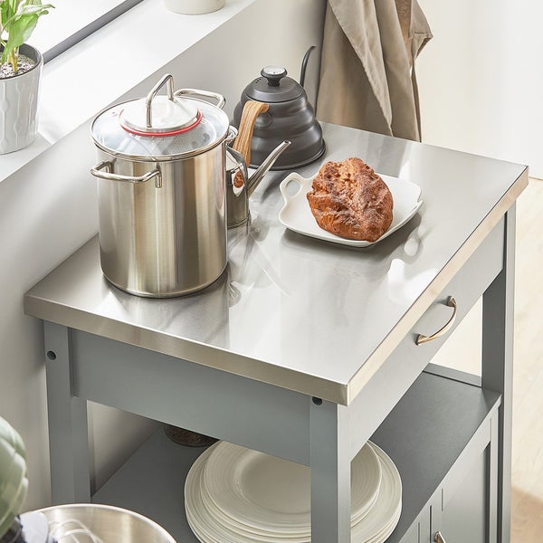 Servierwagen mit Kochtopf, Wasserkocher und Gebäck auf einer Platte