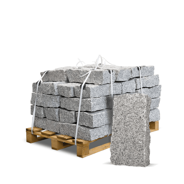 Granitpflastersteine auf einer Holzpalette gestapelt, grauer Naturstein für Garten und Landschaftsbau.