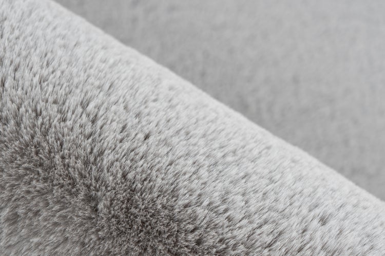 Nahaufnahme eines weichen Teppichs mit Hochflor Struktur