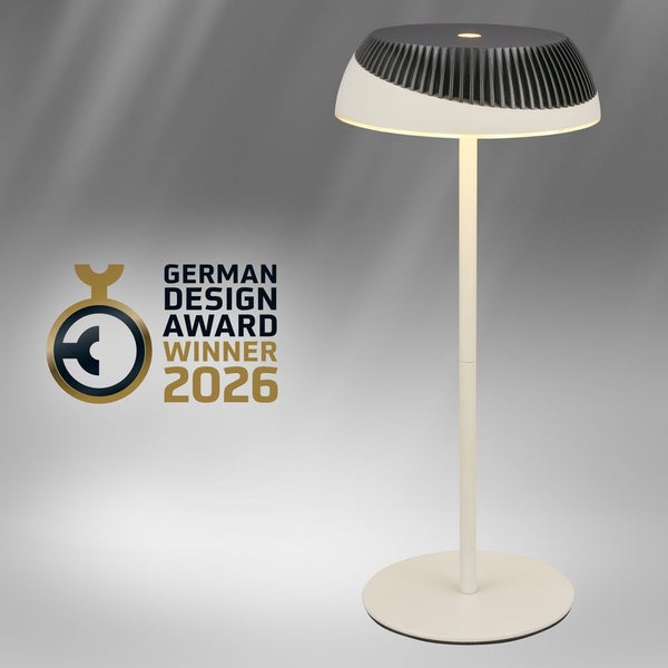Weiße Stehleuchte mit modernem Schirm und Auszeichnung German Design Award Winner 2026.