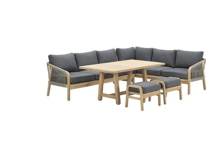 L-förmiges Garten-Lounge-Set aus Holz mit rechteckigem Esstisch, zwei Hockern und grauen Polstern.