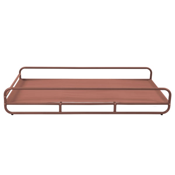 Erhöhtes Hundebett in Terrakotta mit stabilem Metallrahmen und Textilbespannung.