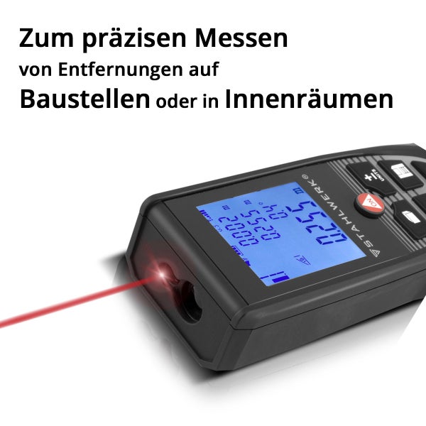 Digitaler Laser-Entfernungsmesser von Stahlwerk mit beleuchtetem Display und Laserstrahl für präzise Messungen auf Baustellen und in Innenräumen.