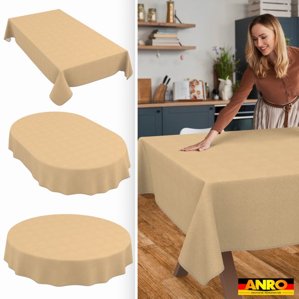 Abwaschbare Tischdecke von ANRO in Beige, verfügbar als rechteckig, oval und rund. Darstellung in einer Küche. ANRO Deutsche Manufaktur Logo.
