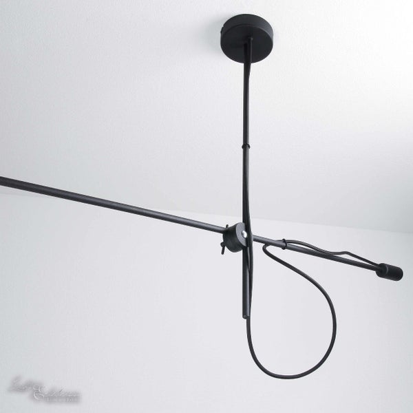 Schwarze Hängelampe mit verstellbarem Arm zur Deckenmontage