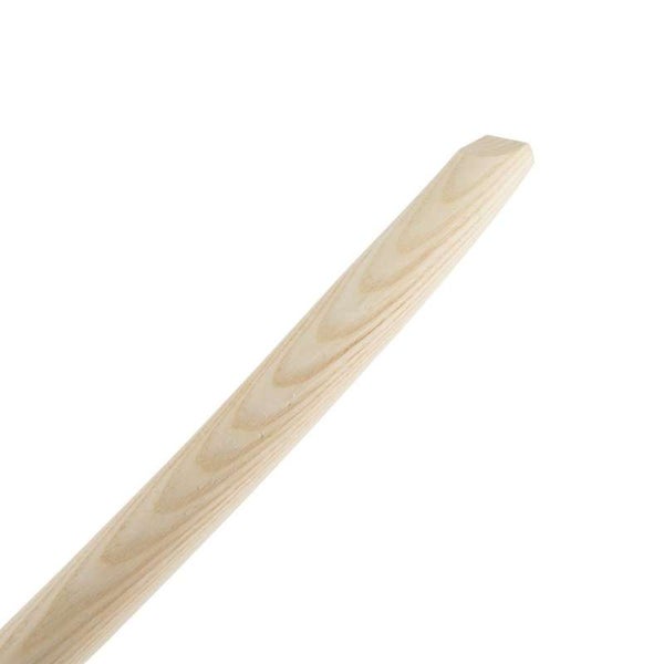 Holzraspel in Verwendung zum Bearbeiten eines Holzstücks