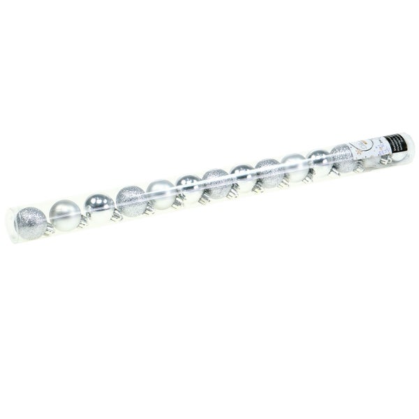 Verpackung mit silberfarbenen Weihnachtskugeln