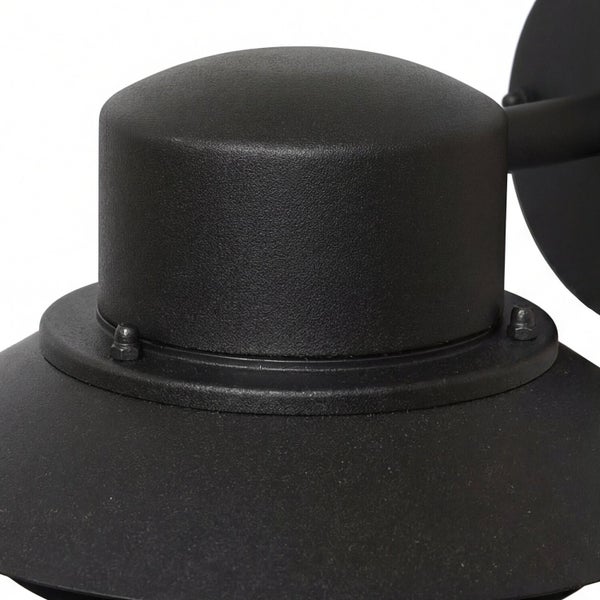 Detailansicht einer schwarzen Wandleuchte.