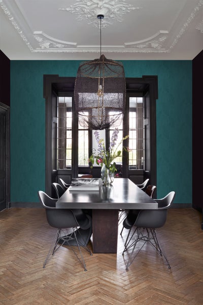 Esszimmer mit Esstisch, Stühlen und dekorativer Hängelampe