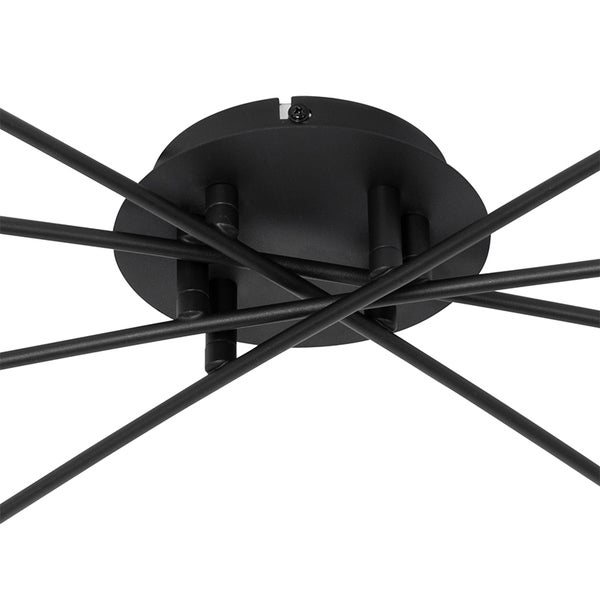 Detailaufnahme einer Deckenleuchte mit schwarzer Halterung und strahlenförmig angeordneten Leuchtarmen