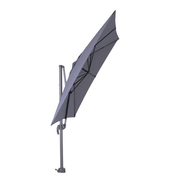 Grauer Ampelschirm in schräger Position mit Gestell aus Metall.