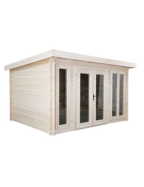 Modernes Gartenhaus aus hellem Holz mit Pultdach, Glastür und hohen Fenstern in einem hellen, gepflegten Garten.