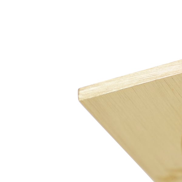 Detailaufnahme einer gebürsteten Metalloberfläche mit goldfarbenem Finish.