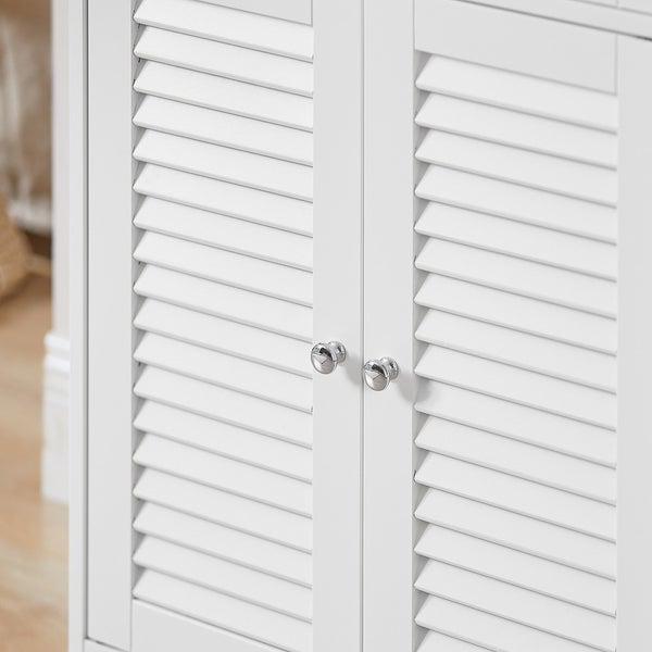 Detailansicht eines Badezimmerschranks mit Lamellentüren und silberfarbenen Knöpfen.