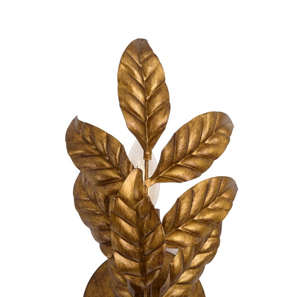 Goldfarbene Wandleuchte mit dekorativen Metallblättern und zentralem Leuchtmittel.