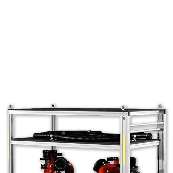 Regal mit Pumpen und Schläuchen