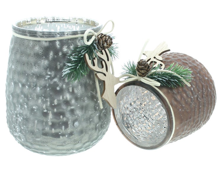 Zwei dekorative Windlichter mit Hirschmotiven und Tannenzapfen
