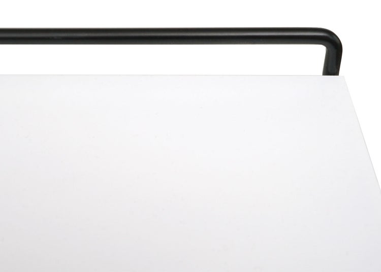 Detailansicht einer weißen Tischplatte mit schwarzem Metallgriff