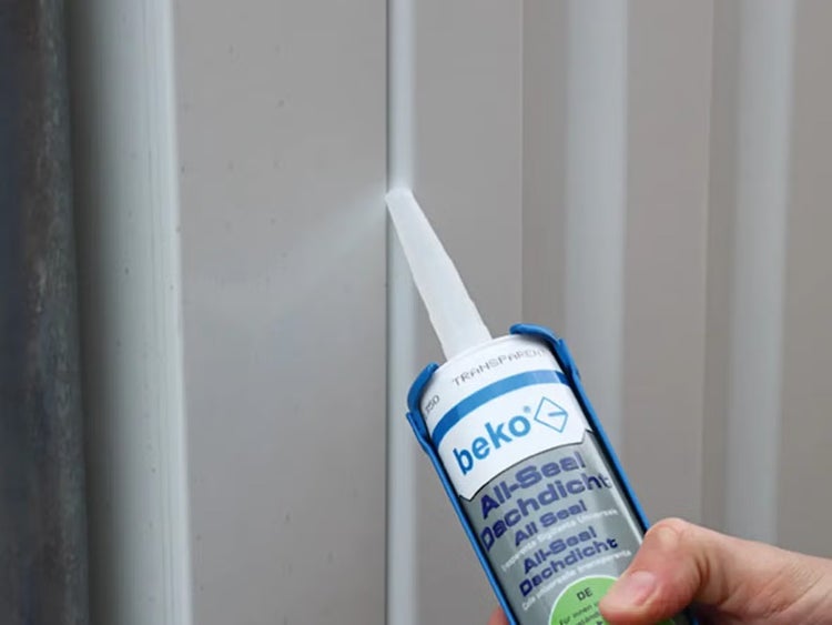 Anwendung von beko All-Seal Dachdicht transparent aus einer Kartusche zur Abdichtung einer vertikalen Fuge an einer Fassade.
