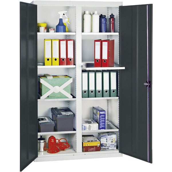 Offener Metallschrank mit zwei Türen, befüllt mit Aktenordnern, Werkzeugkoffern und Reinigungsutensilien.