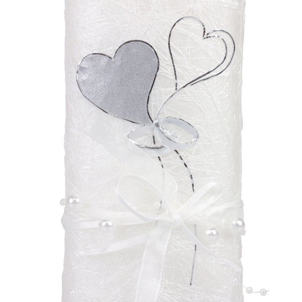 Dekorative weiße Kerze mit Herzmotiven und Schleife