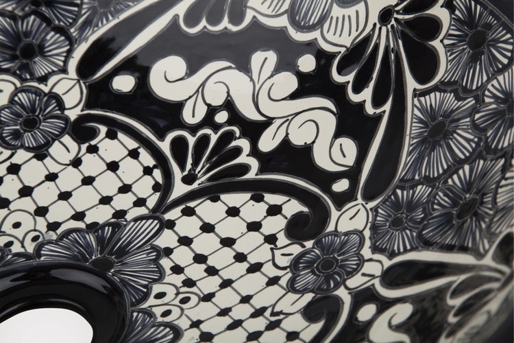 Detailansicht einer Keramik mit floralem Muster