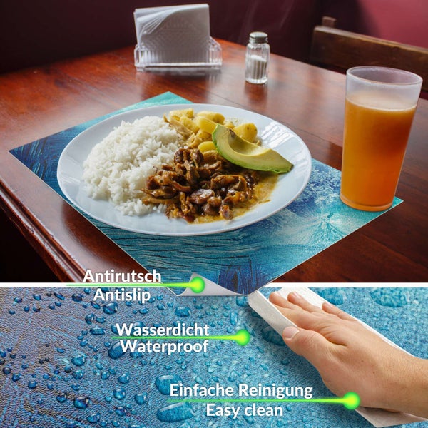 Blau gemustertes Platzset auf einem Holztisch mit Teller und Glas. Merkmale: rutschfest, wasserdicht und einfach zu reinigen.