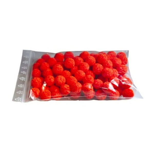 Rote Bastelpompons in einem transparenten Kunststoffbeutel.