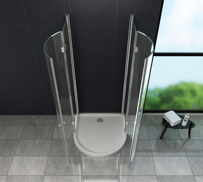 Offene Duschkabine mit Duschwanne im Badezimmer.