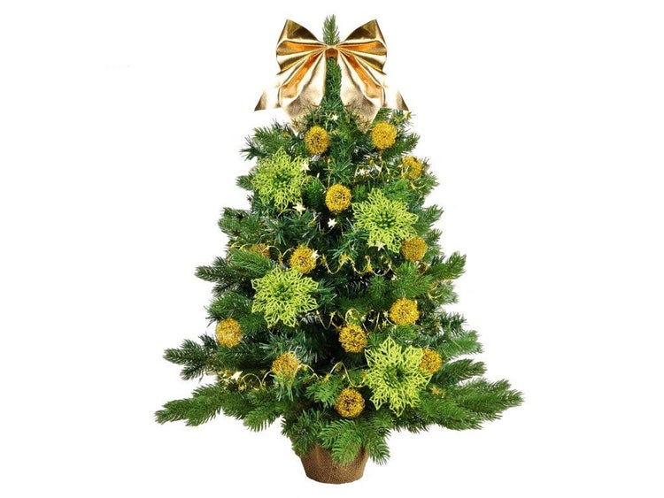 Geschmückter künstlicher Weihnachtsbaum in einem Jutesack mit Schleife, Kugeln und Sternen