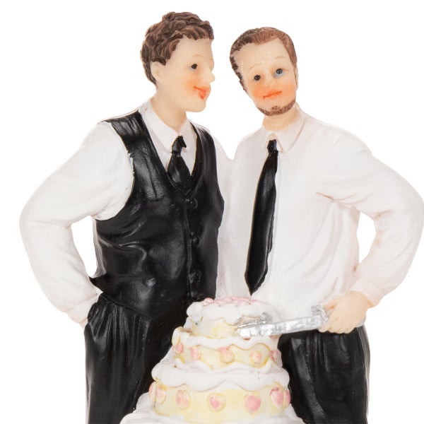 Tortenfigur für die Hochzeit, zwei Männer in weißen Hemden und schwarzer Kleidung mit einer dreistöckigen Torte.