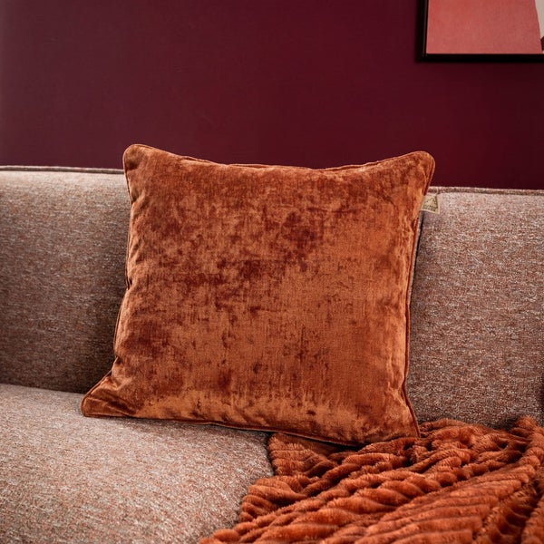 Dekokissen aus Samt auf einem Sofa