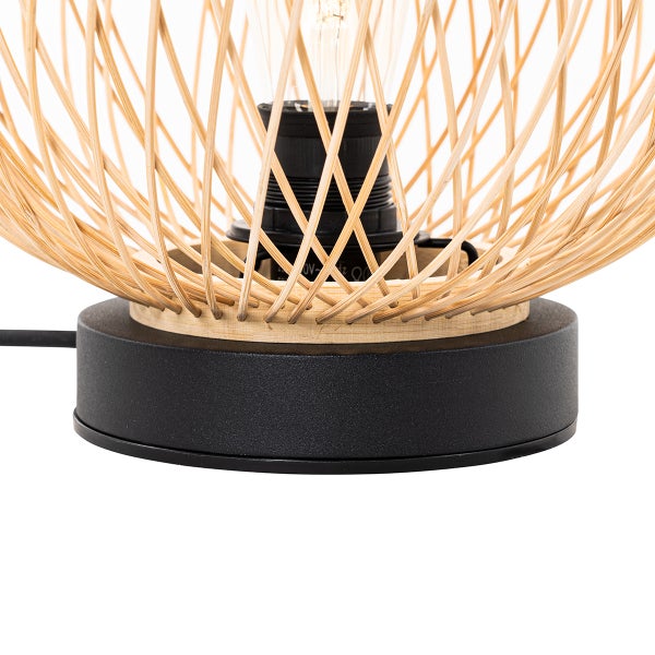Tischleuchte mit schwarzem Metallfuß und dekorativem Geflecht aus Bambus.