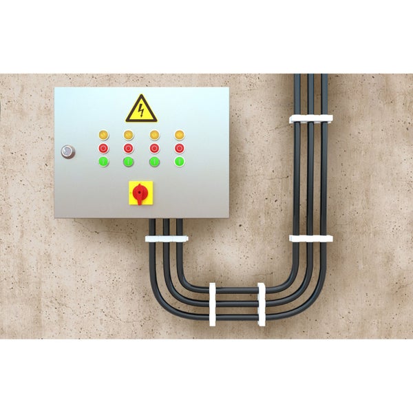 Stromverteilerkasten mit Warnzeichen für elektrische Spannung an einer Betonwand